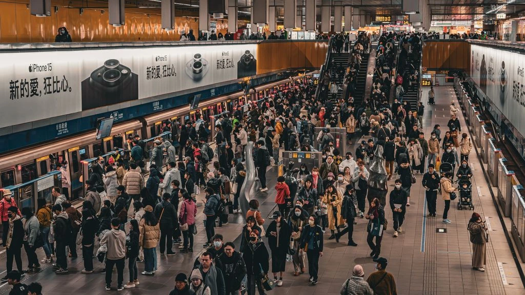 Commuters on a New York subway platform during a delay